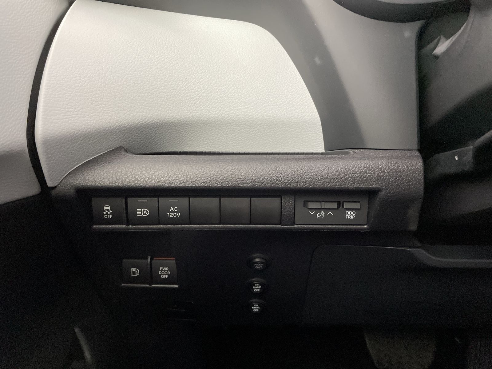 2025 Toyota Sienna XLE - Photo 9