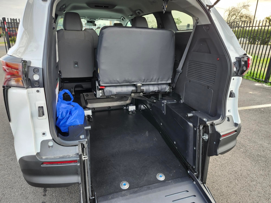 New 2026 Toyota Sienna LE W 3RD ROW
