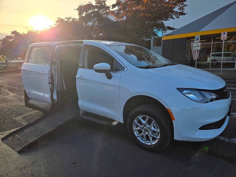 PRE OWNED 2022 Chrysler Voyager LX
