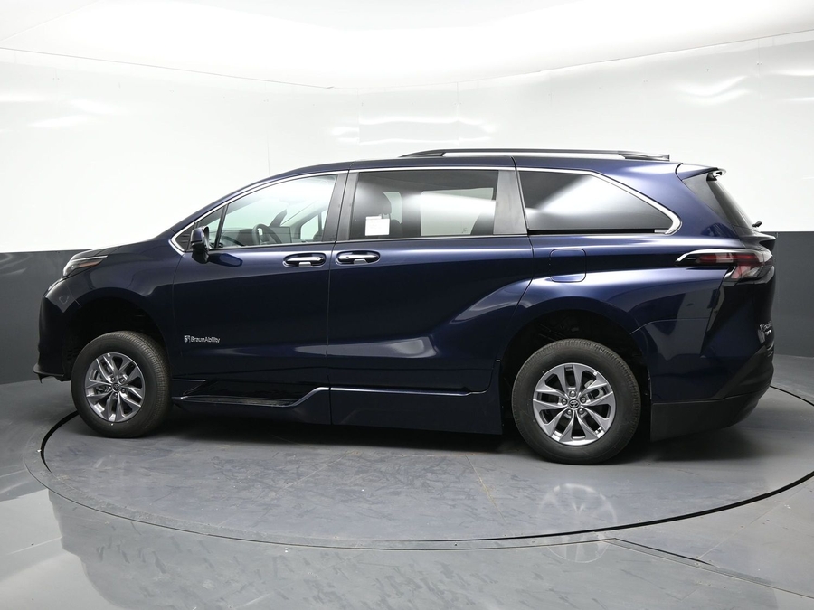 New 2026 Toyota Sienna XLE Base