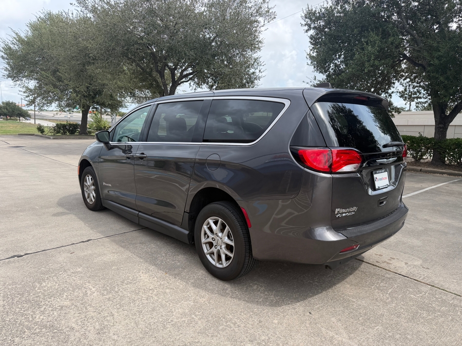 PRE OWNED 2023 Chrysler Voyager LX