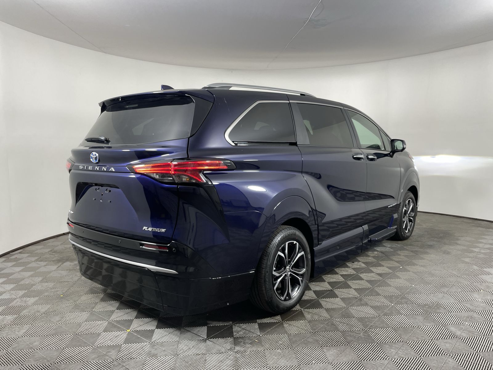 2025 Toyota Sienna Platinum - Photo 26