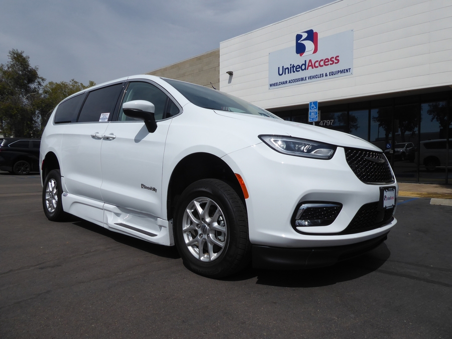PRE OWNED 2023 Chrysler Pacifica Touring L