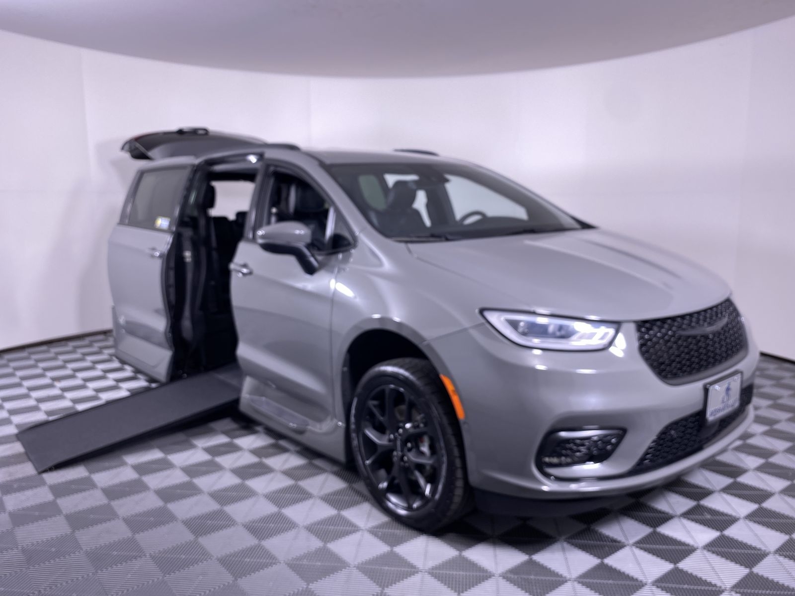 2023 Chrysler Pacifica Touring L's photo
