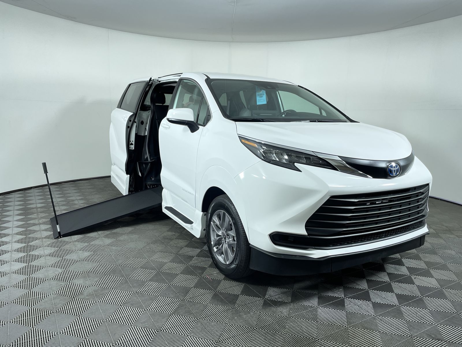 2025 Toyota Sienna LE