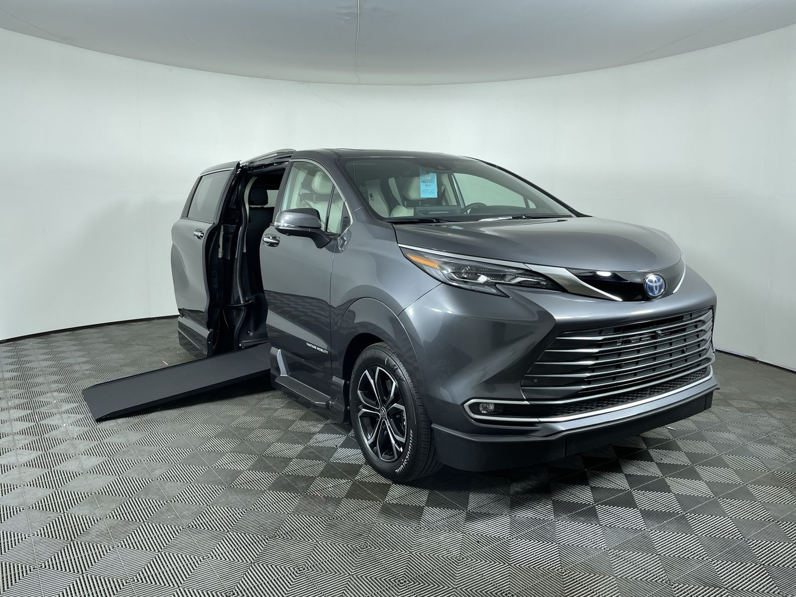 2025 Toyota Sienna Platinum's photo