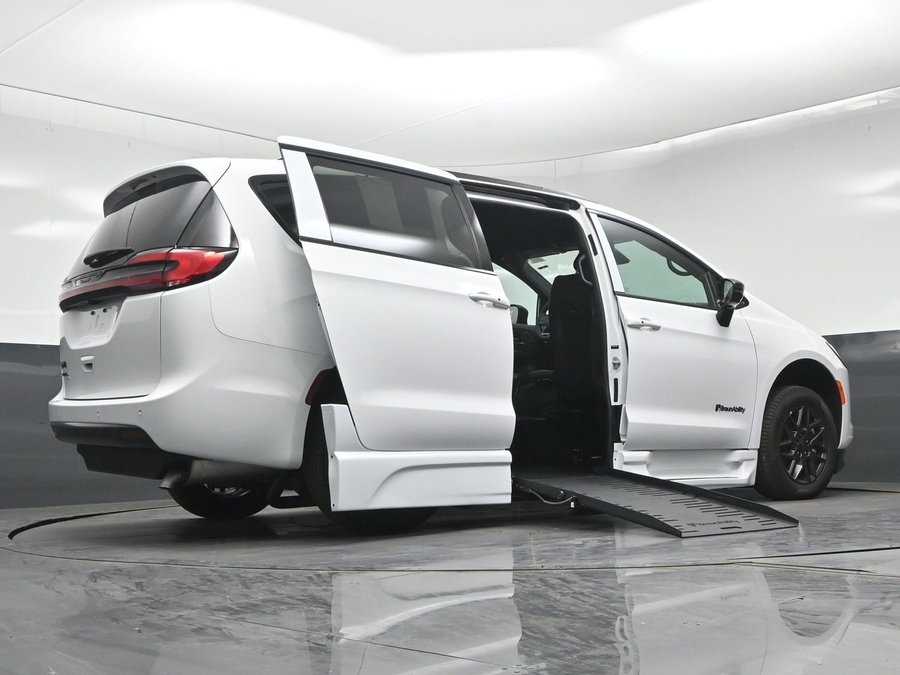 New 2027 Chrysler Pacifica Select Sport