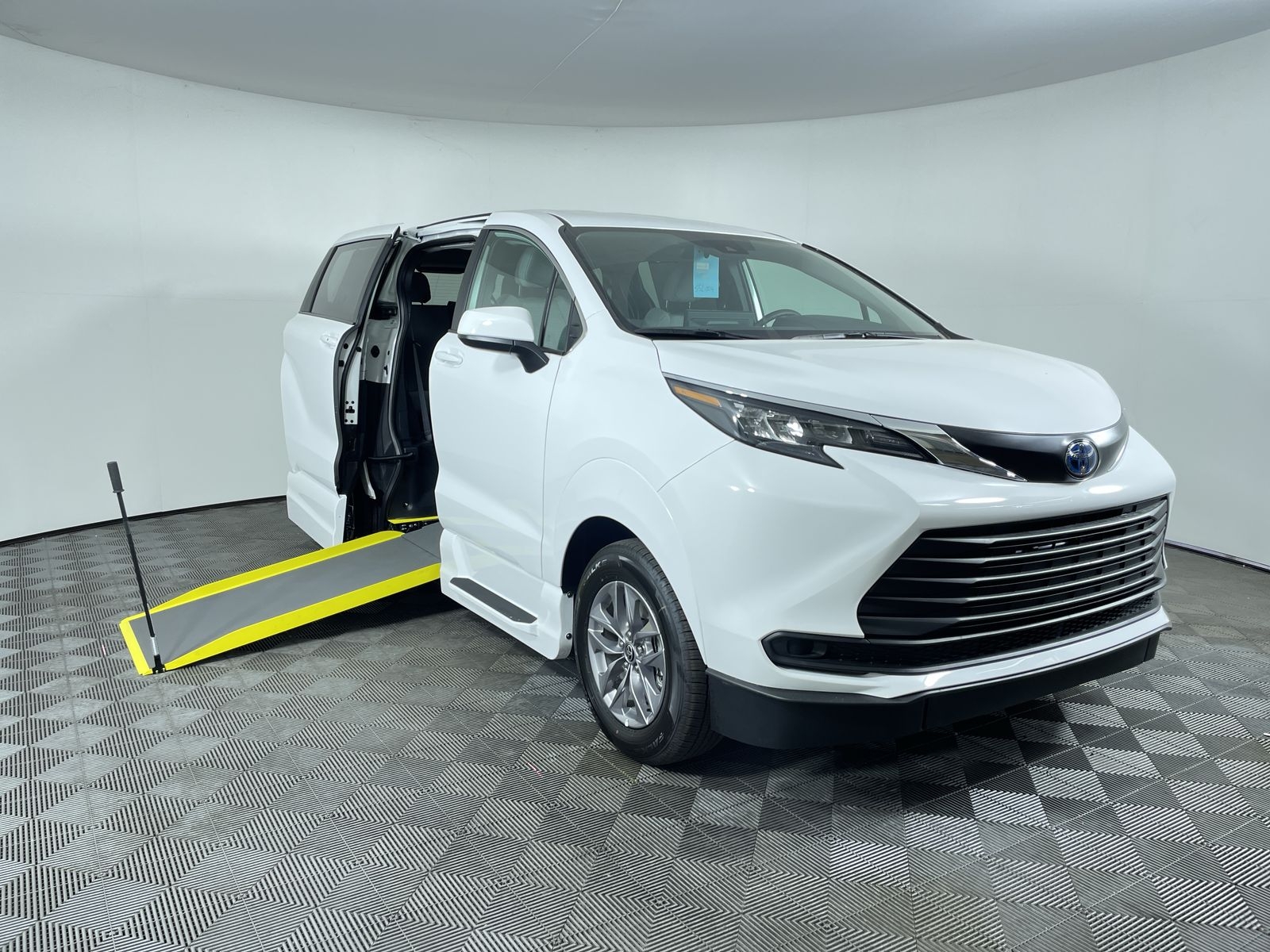 2025 Toyota Sienna LE's photo