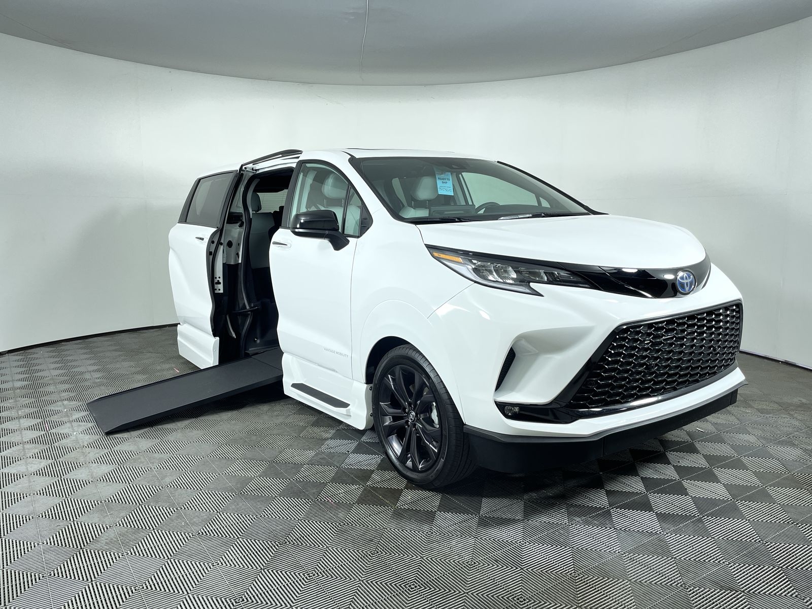 2025 Toyota Sienna XSE's photo
