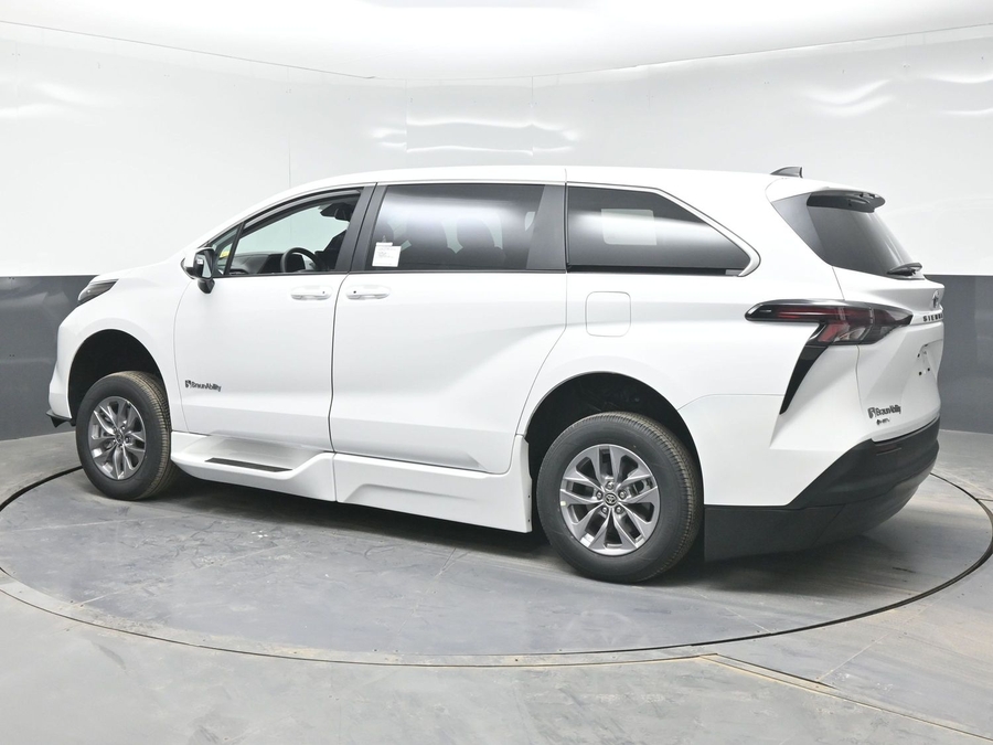 New 2026 Toyota Sienna LE