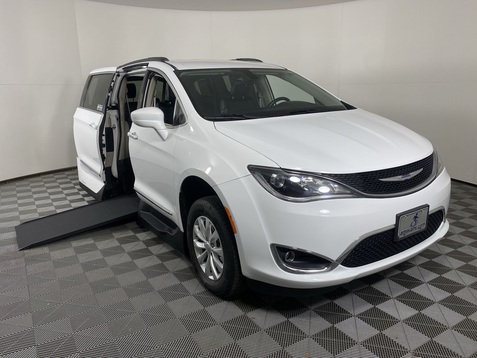 2017 Chrysler Pacifica Touring-L's photo