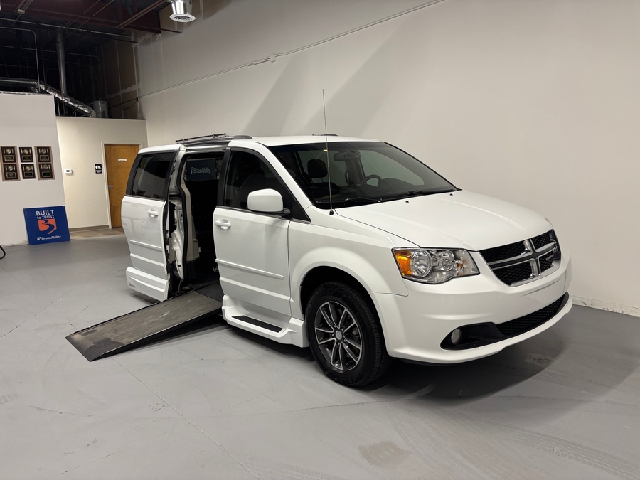 PRE OWNED 2017 Dodge Grand Caravan SXT