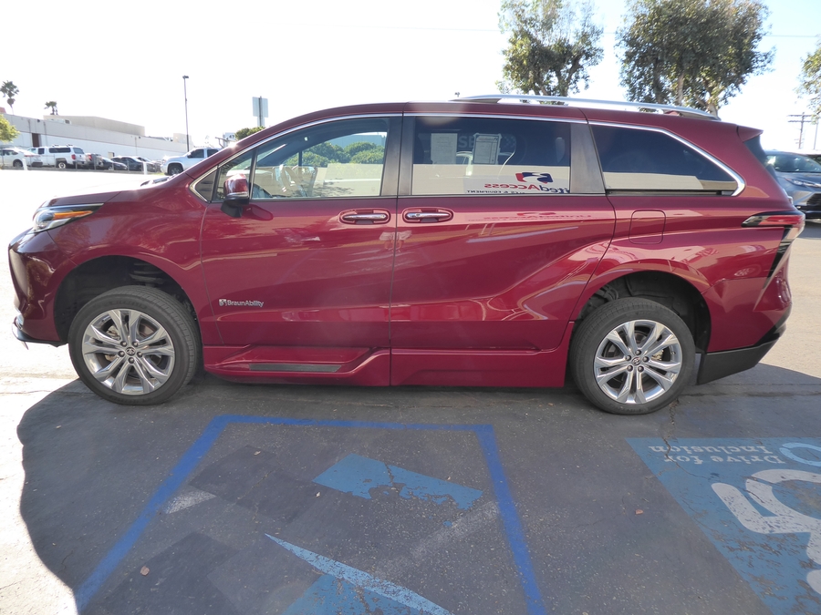 PRE OWNED 2024 Toyota Sienna Platinum