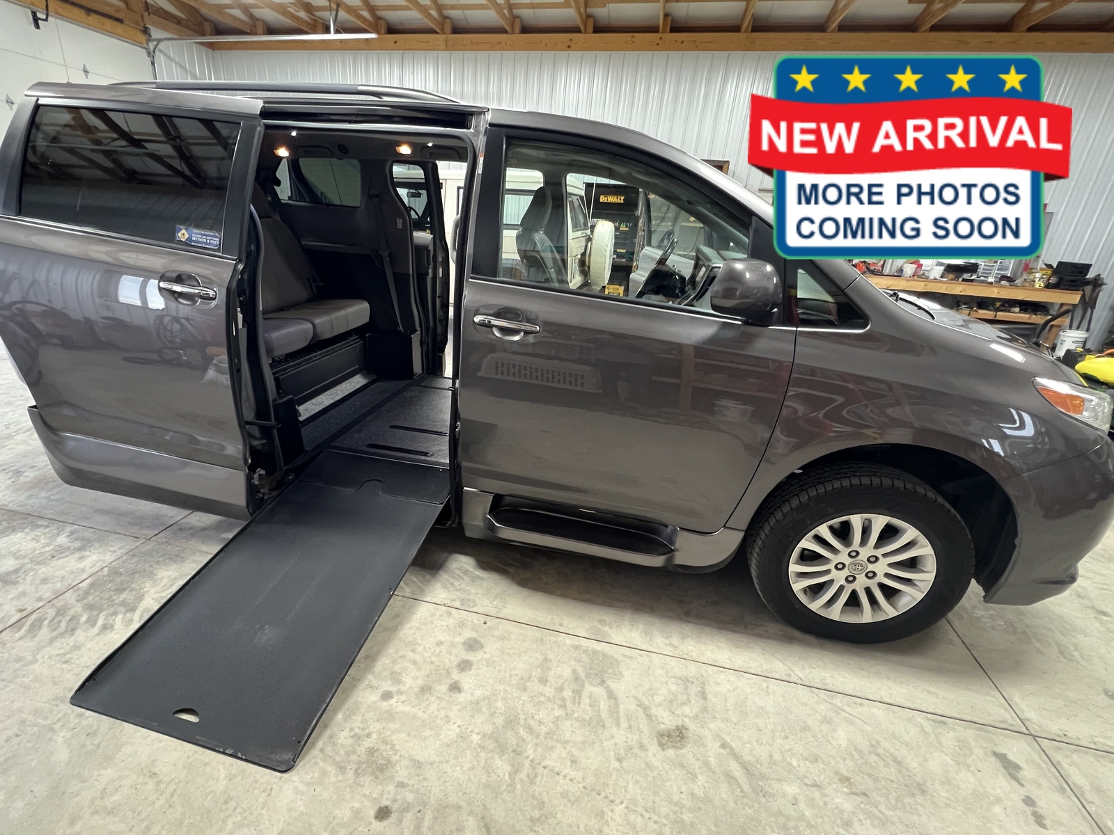 2017 Toyota Sienna XLE's photo