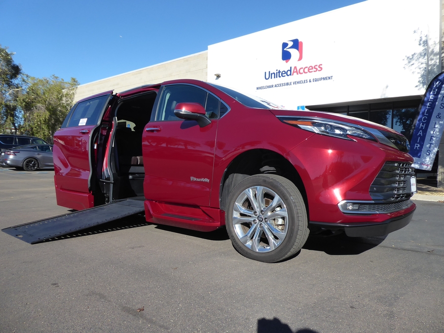 PRE OWNED 2024 Toyota Sienna Platinum