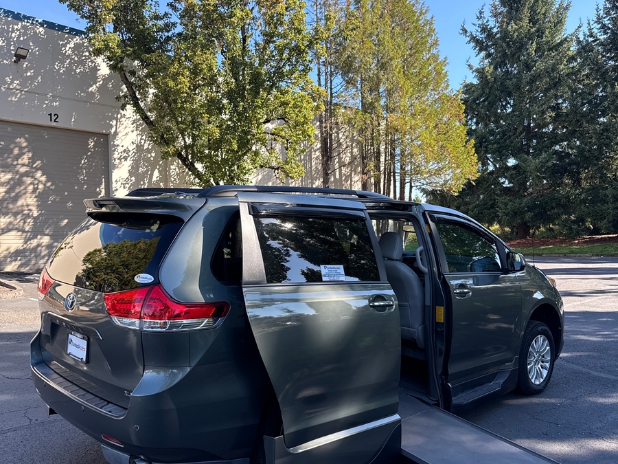 PRE OWNED 2013 Toyota Sienna XLE