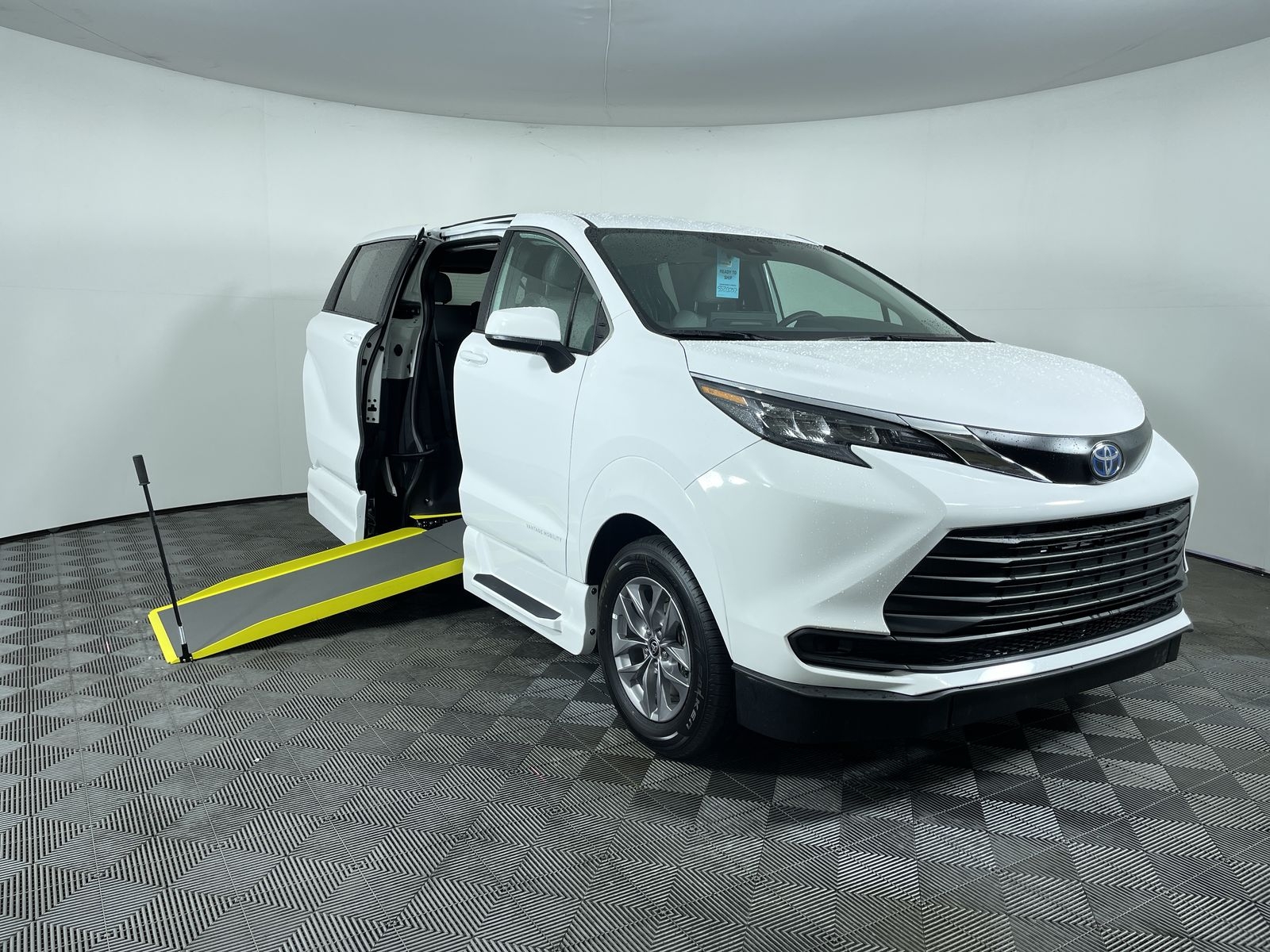 2025 Toyota Sienna LE's photo