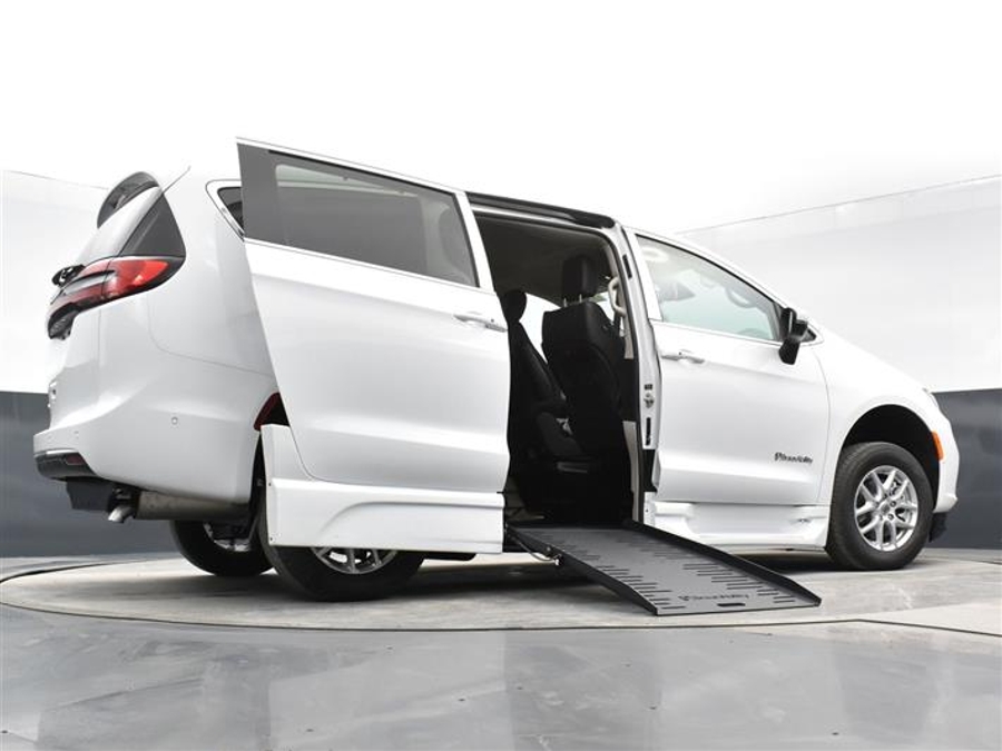 CERTIFIED PRE-OWNED 2024 Chrysler Pacifica Touring L