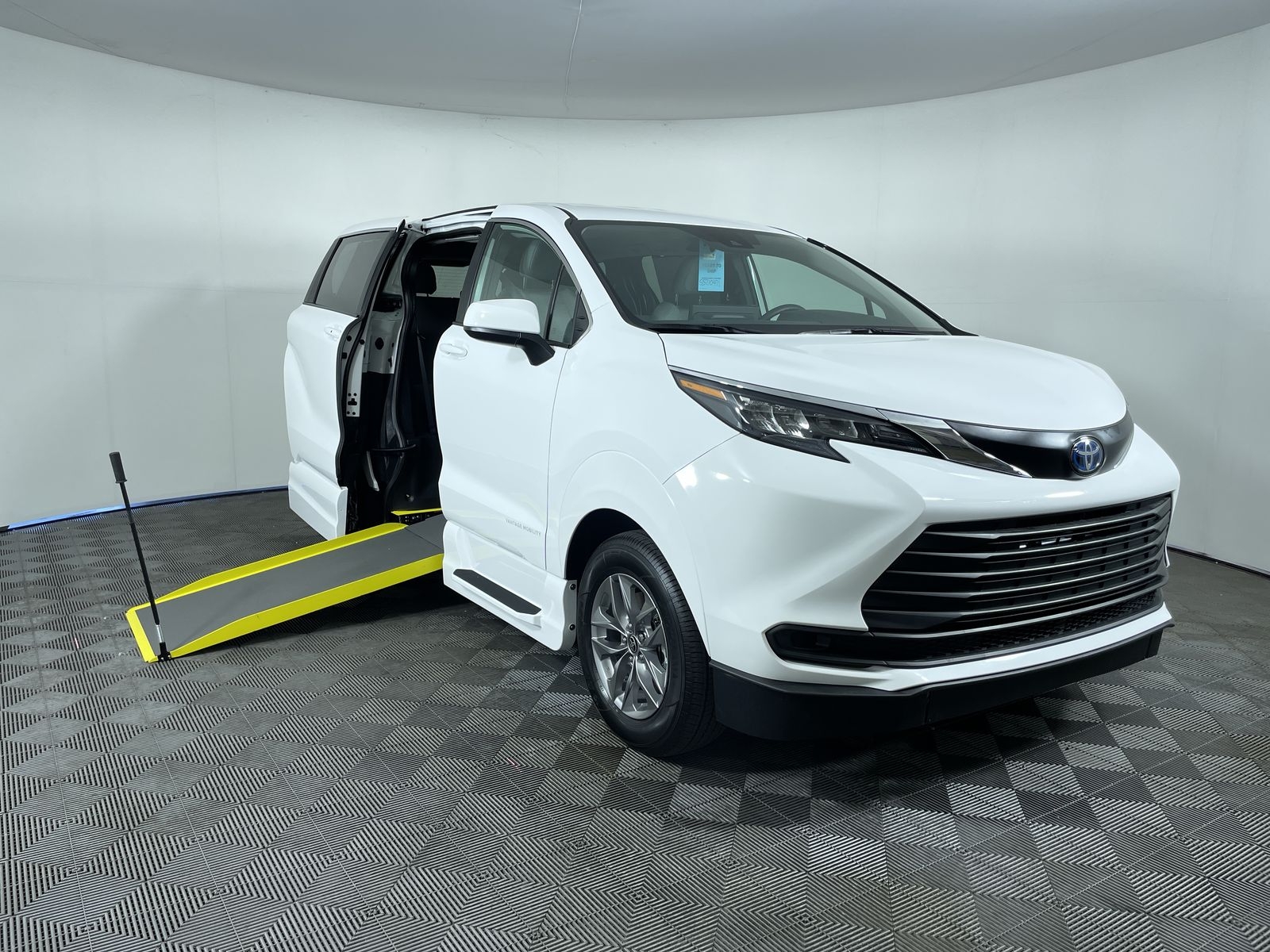 2025 Toyota Sienna LE's photo