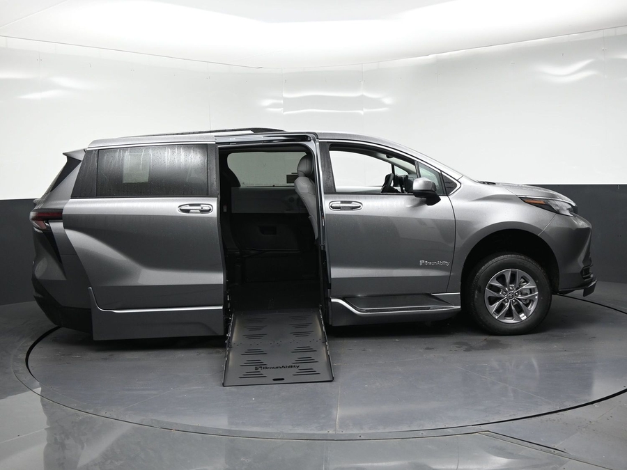 New 2026 Toyota Sienna XLE Base