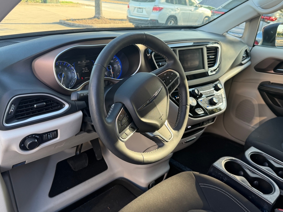 PRE OWNED 2023 Chrysler Voyager LX