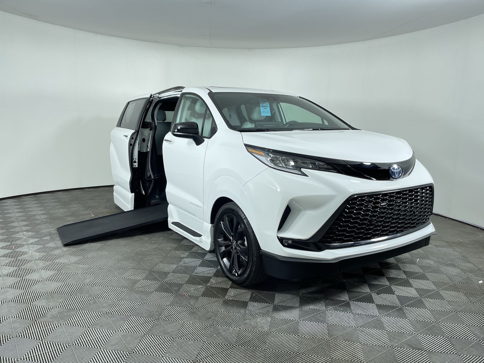 2025 Toyota Sienna XSE's photo