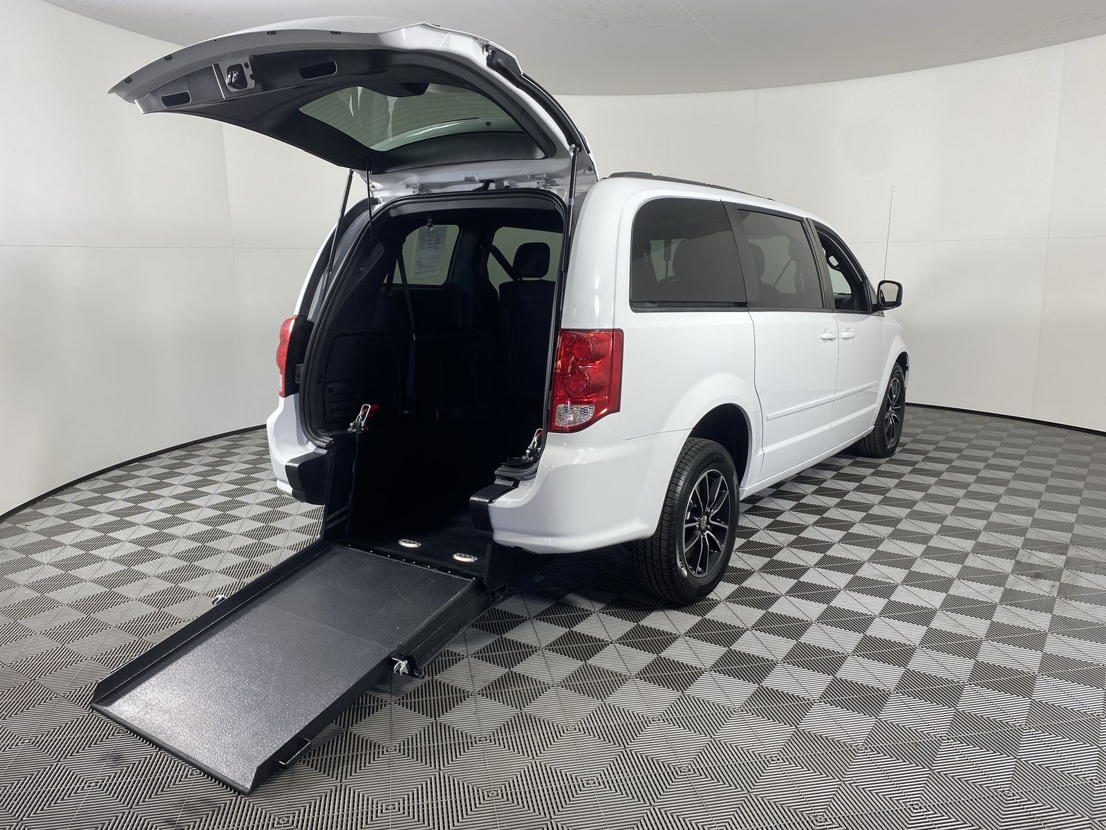 2016 Dodge Grand Caravan R/T's photo