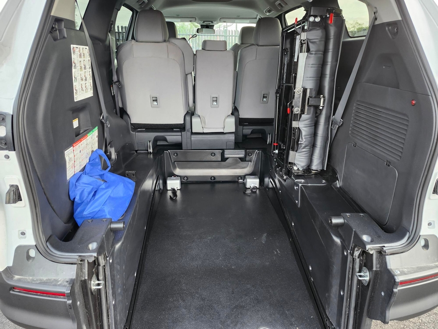 New 2026 Toyota Sienna LE W 3RD ROW