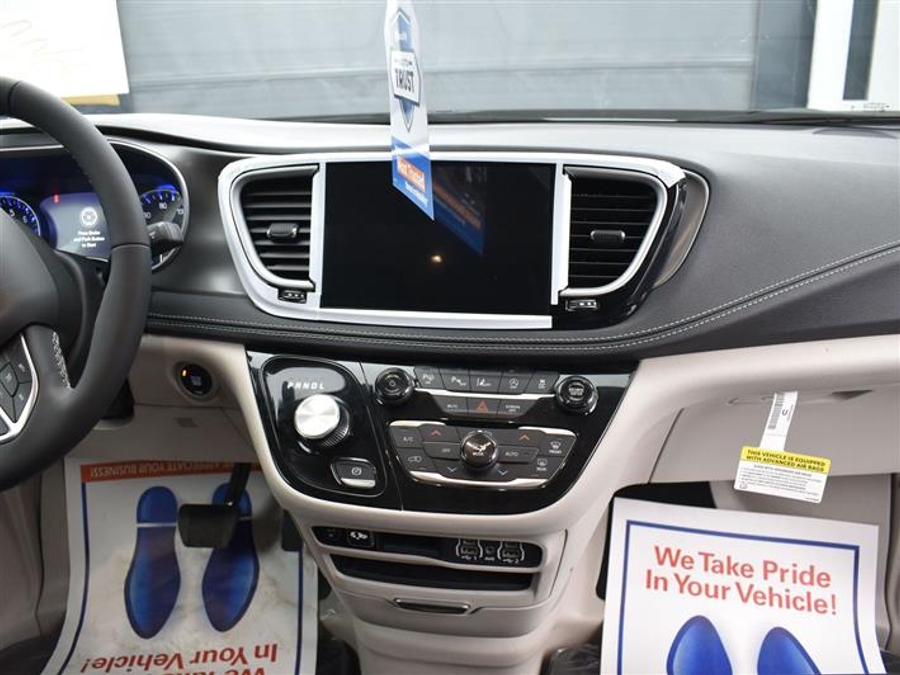 CERTIFIED PRE-OWNED 2024 Chrysler Pacifica Touring L