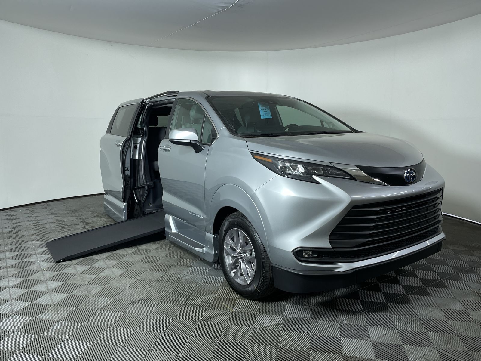 2025 Toyota Sienna XLE's photo