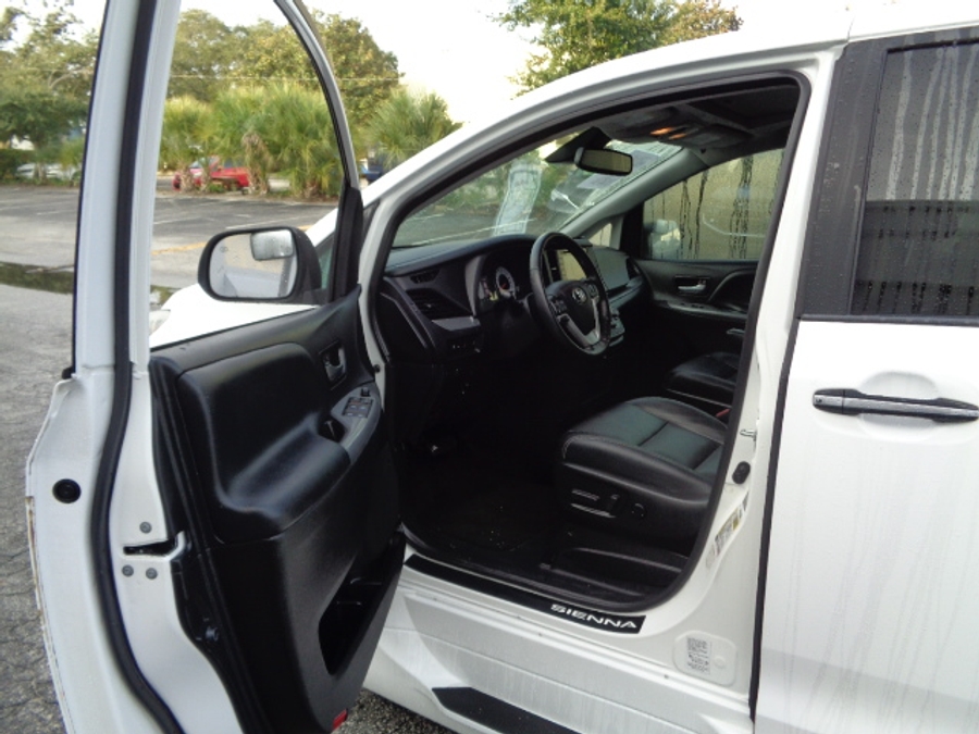 PRE OWNED 2020 Toyota Sienna SE Premium