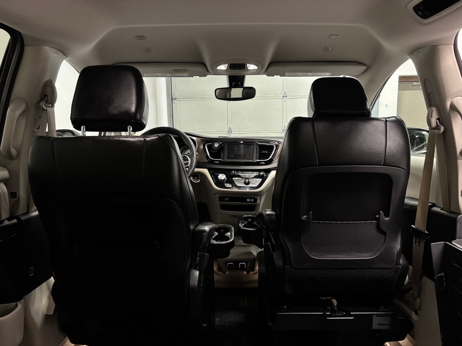 PRE OWNED 2020 Chrysler Voyager LXi