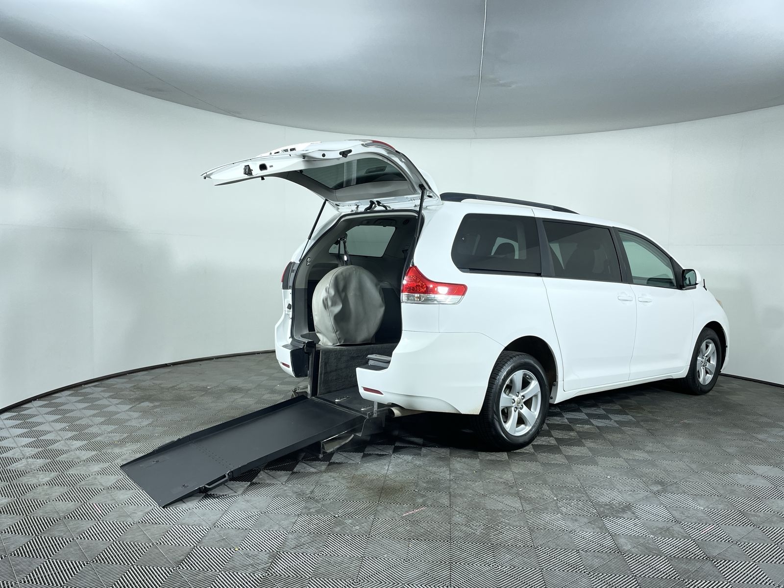 2012 Toyota Sienna LE's photo