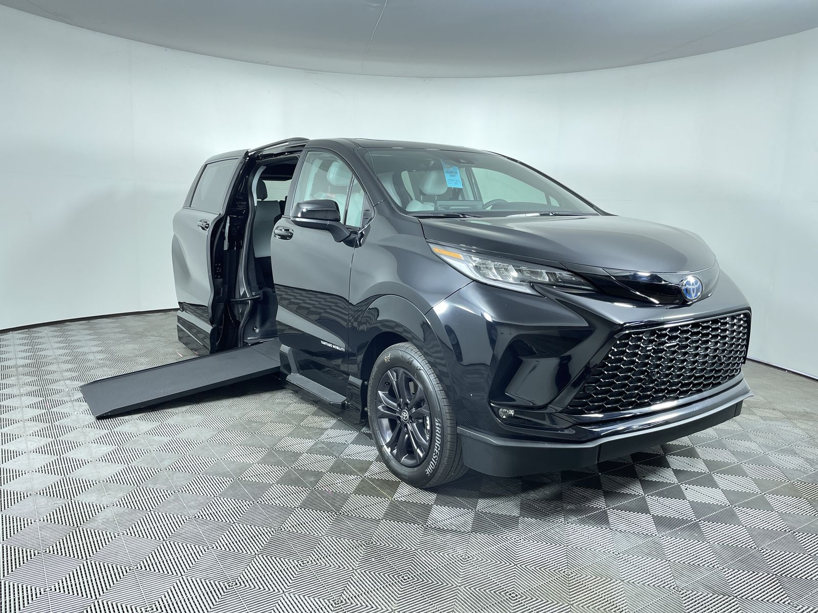 2025 Toyota Sienna XSE's photo