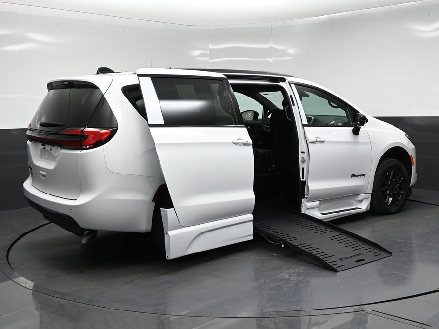 New 2027 Chrysler Pacifica Select Sport