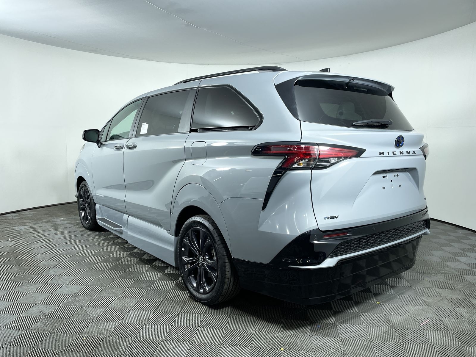2025 Toyota Sienna XSE - Photo 28