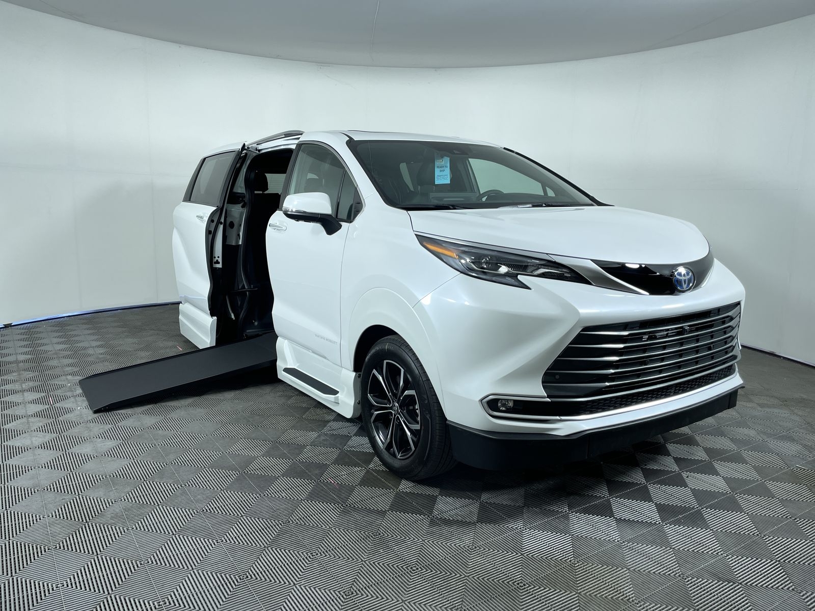 2025 Toyota Sienna Platinum's photo