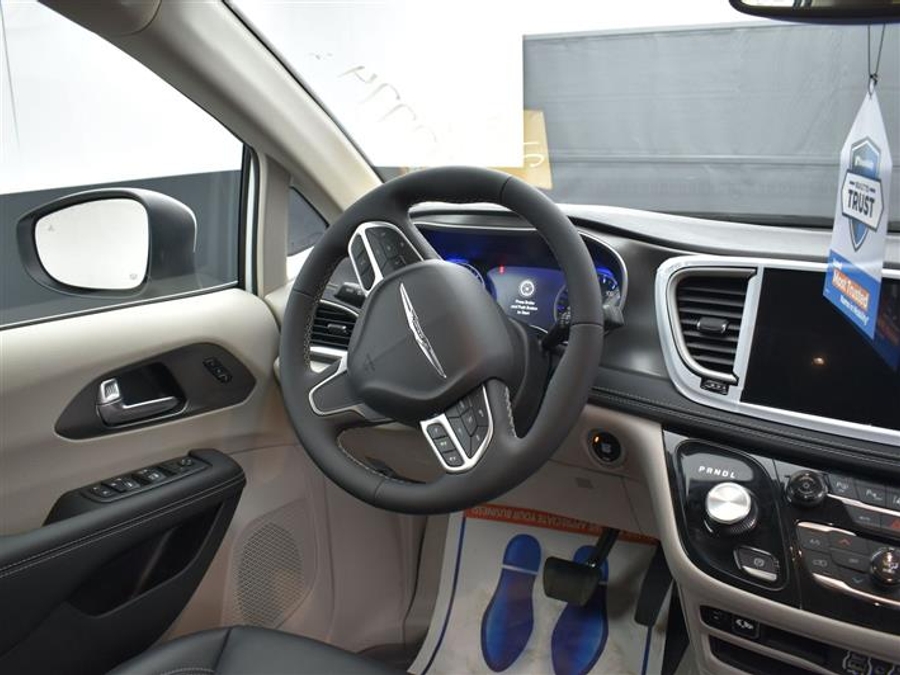 CERTIFIED PRE-OWNED 2024 Chrysler Pacifica Touring L