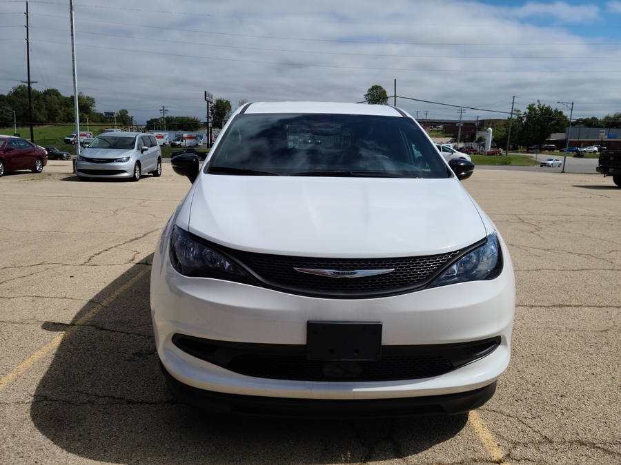 PRE OWNED 2025 Chrysler Voyager LX