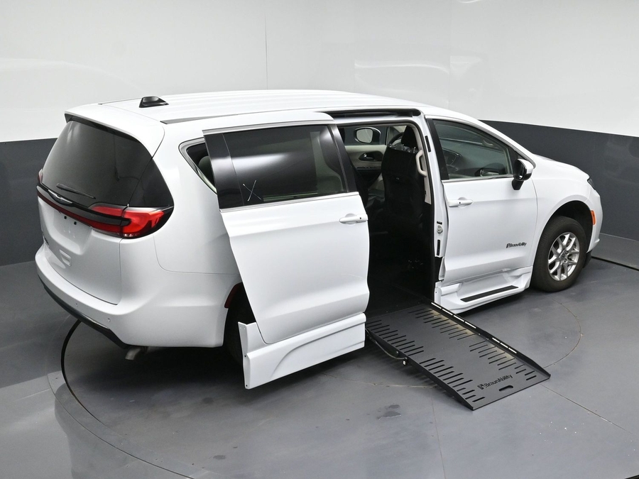 PRE OWNED 2023 Chrysler Pacifica Touring L