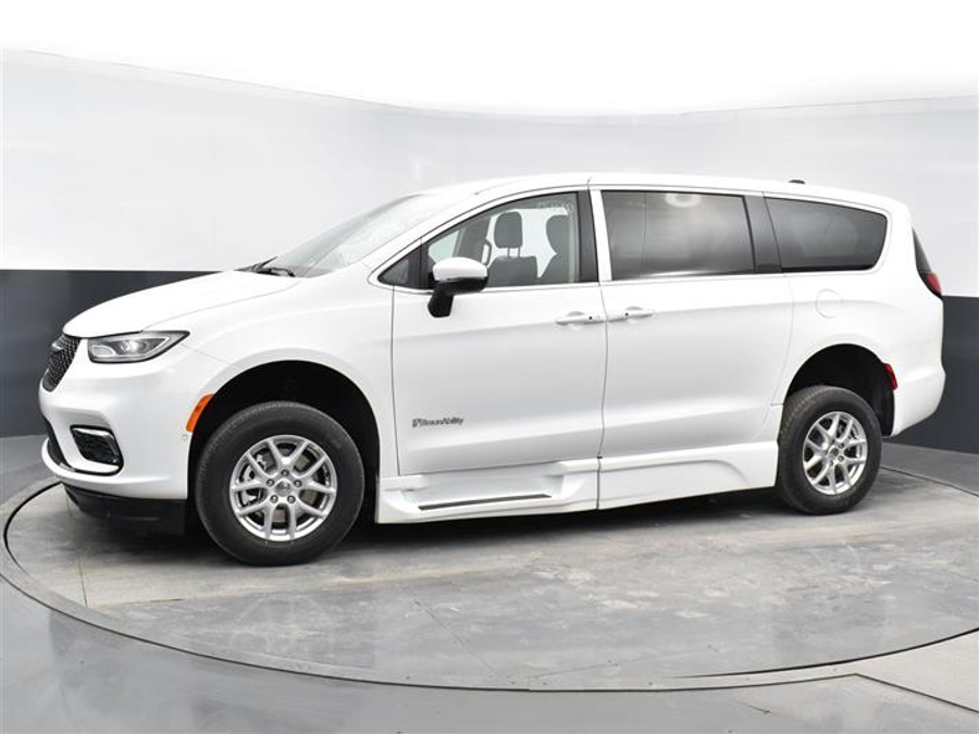 CERTIFIED PRE-OWNED 2024 Chrysler Pacifica Touring L