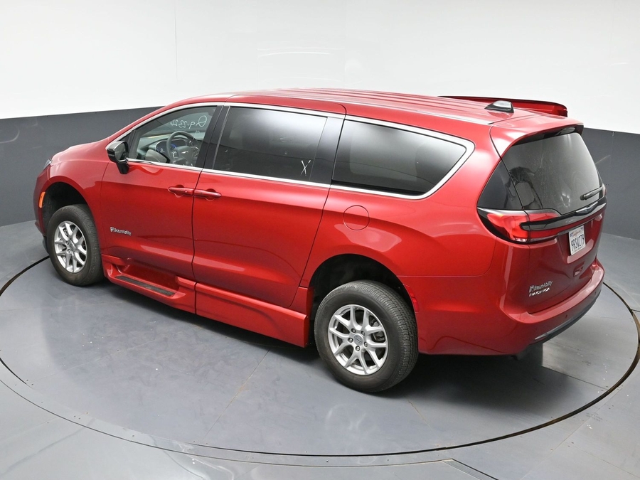 PRE OWNED 2025 Chrysler Pacifica Select