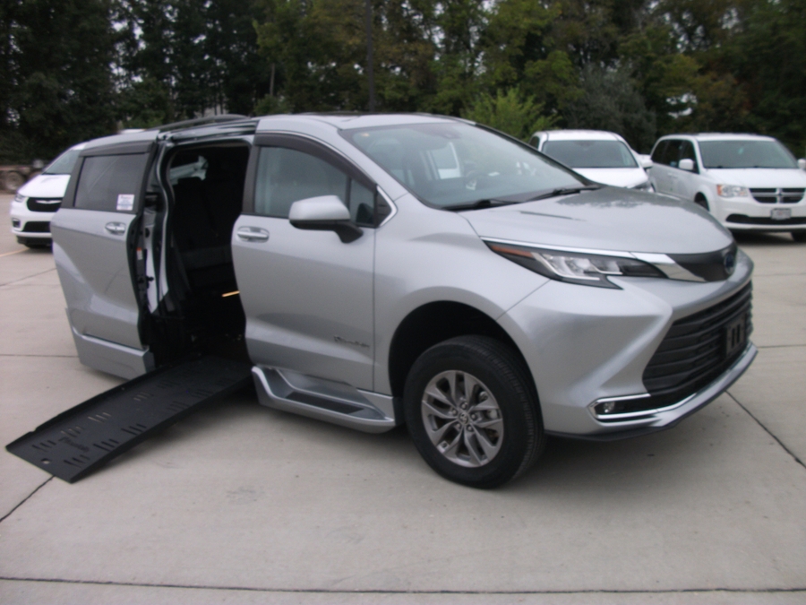 PRE OWNED 2022 Toyota Sienna XLE