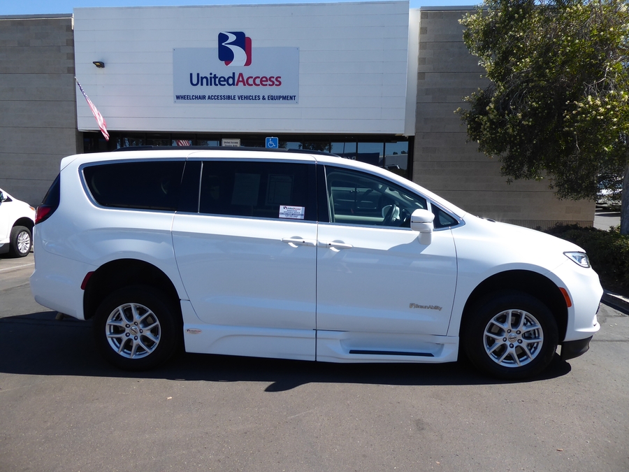 PRE OWNED 2022 Chrysler Pacifica Touring L
