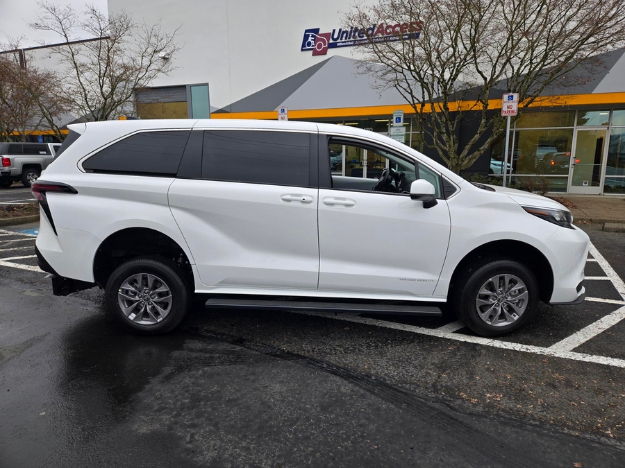 New 2026 Toyota Sienna LE