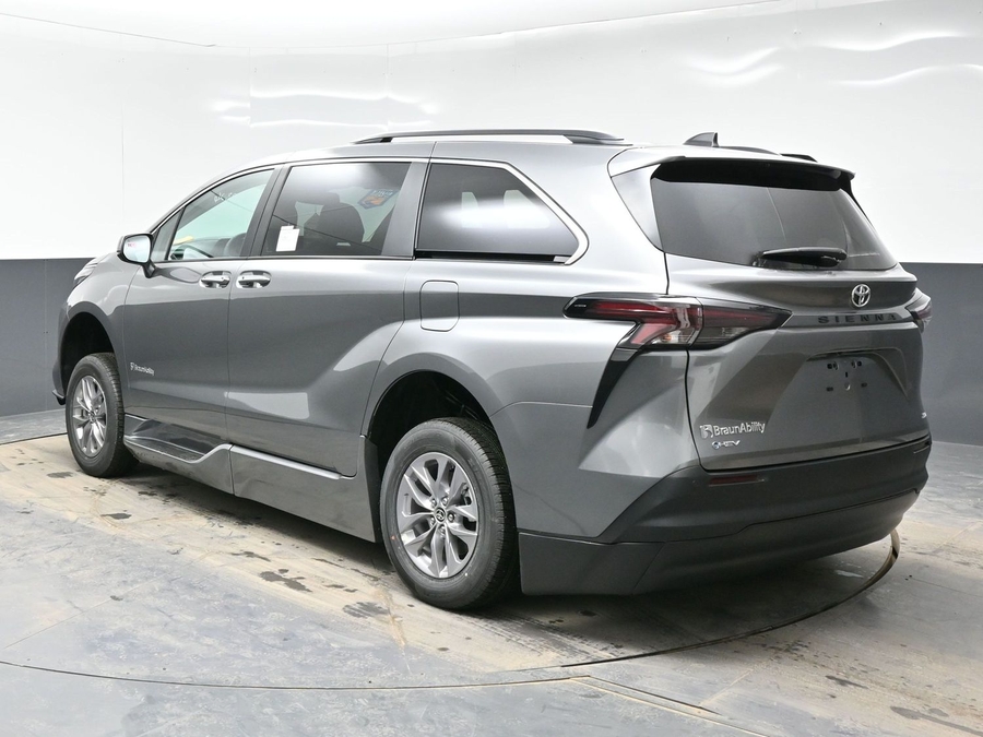 New 2026 Toyota Sienna XLE Base