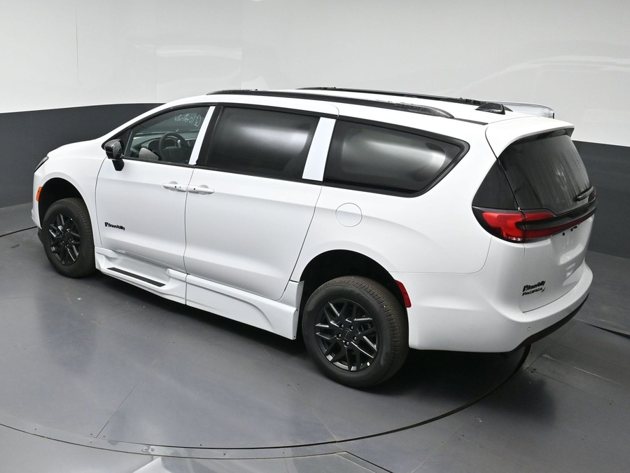 New 2027 Chrysler Pacifica Select Sport