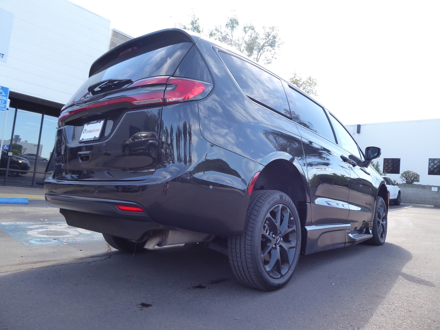 PRE OWNED 2023 Chrysler Pacifica Touring L
