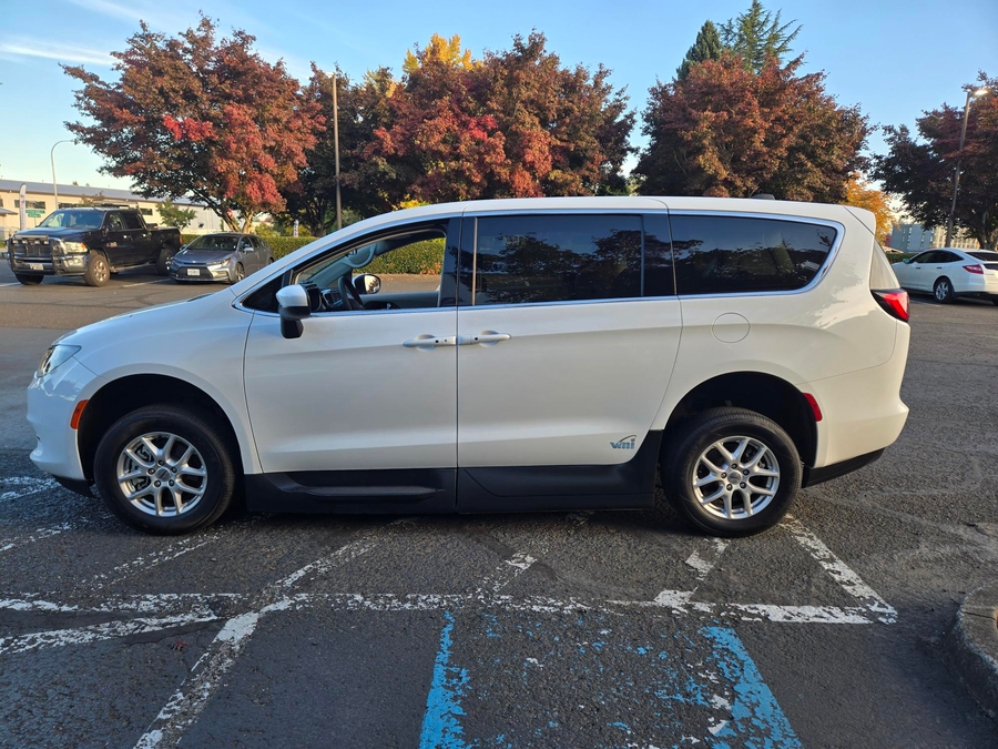 PRE OWNED 2022 Chrysler Voyager LX