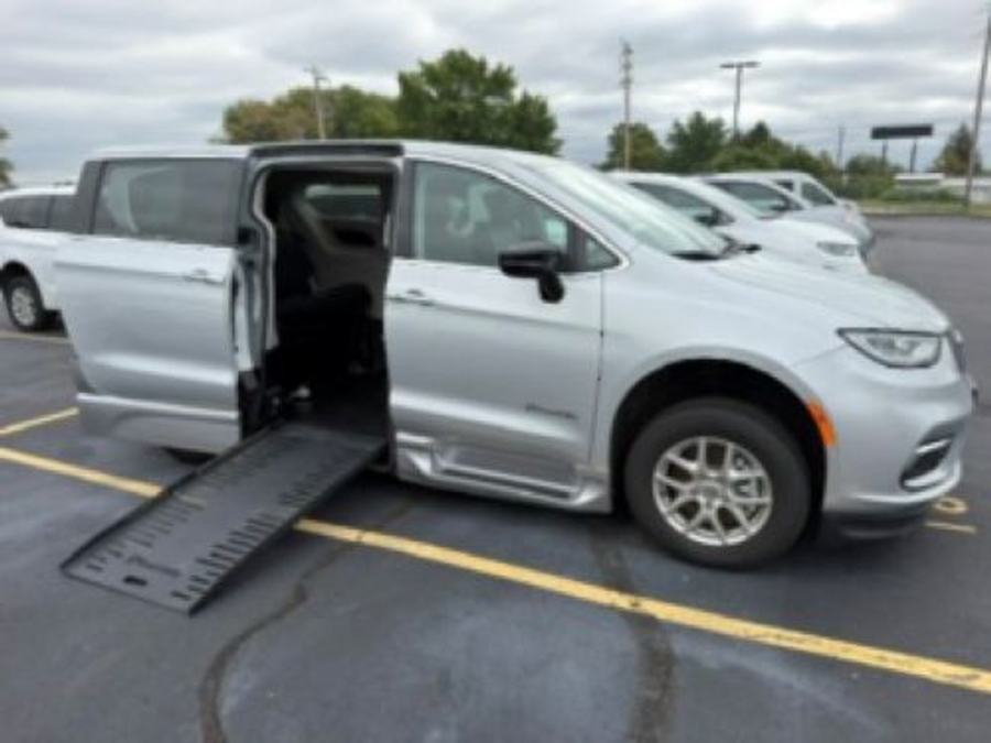 PRE OWNED 2024 Chrysler Pacifica Touring L